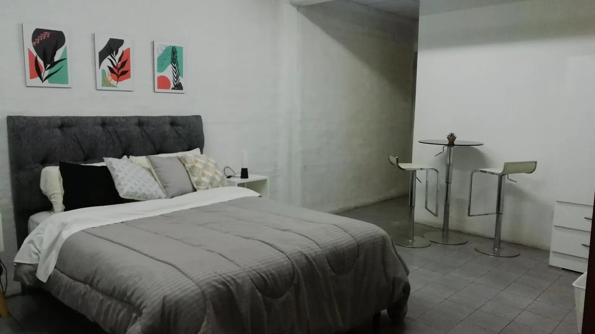 Clover Hostel Mendoza 0*,  Argentina